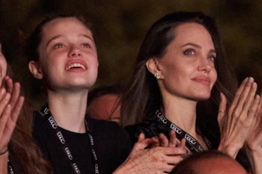 ĆERKA ANĐELINE DŽOLI I BREDA PITA SE PRESELILA KOD DEVOJKE?! Procurile paparaco fotke, glumica BESNA zbog ovoga?! (FOTO)