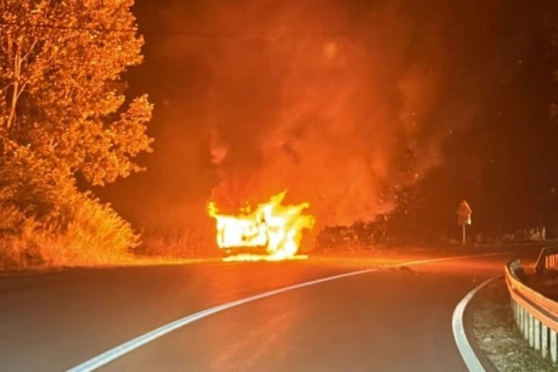 BUKTINJA KOD ČAJETINE! Automobil u PLAMENU: Putnici jedva uspeli da izađu!