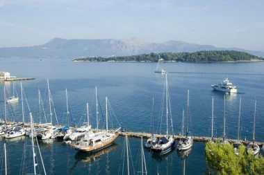 GRČKA UVELA NOVE TAKSE ZA TURISTE! Moraćete da platite 20 evra po osobi