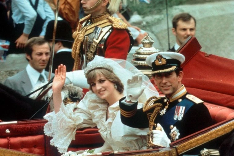 NA VENČANJU ČARLSA I DAJANE SVIMA JE PROMAKAO OVAJ DETALJ: Mnogi veruju da je ovo još tada ukazivalo da je brak osuđen na propast! (FOTO)