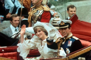 NA VENČANJU ČARLSA I DAJANE SVIMA JE PROMAKAO OVAJ DETALJ: Mnogi veruju da je ovo još tada ukazivalo da je brak osuđen na propast! (FOTO)