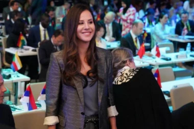 TAMARA VUČIĆ U DOSAD NEVIĐENOM IZDANJU UŽIVALA NA KONCERTU GANSA: "Kao tinejdžerka slušala sam ih sa kaseta, a sada sam ih upoznala!" (FOTO)