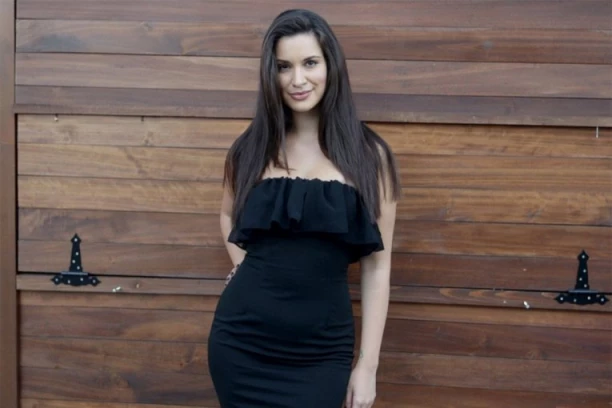 DRAGANA KOSJERINA U ŠORTSU I TOPU POZIRA UZ OBALU: "Mnogi ostanu iznenađeni kada čuju koliko sam visoka" (FOTO)