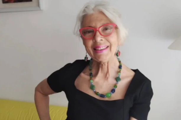 MAJA VOLK (66) POZIRALA U KUPAĆEM: Pobedila u teškoj borbi sa rakom, a sad izgleda nikad bolje! (FOTO)