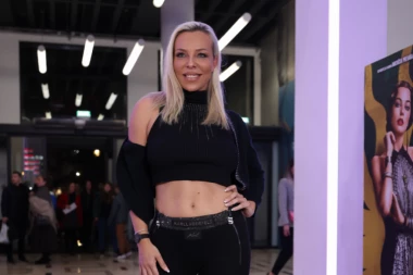 NAŠA PEVAČICA OTIŠLA NA OPERACIJU SMANJENJA GRUDI PA USLEDIO ŠOK: "Simptome sam uporno ignorisala, a onda su mi saopštili dijagnozu!" (FOTO)