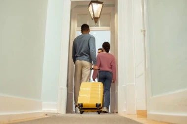 "STENICE GMIZALE PO KREVETIMA I ZIDOVIMA APARTMANA" - Otišli na letovanje pa glavom bez obzira pobegli iz smeštaja (VIDEO)