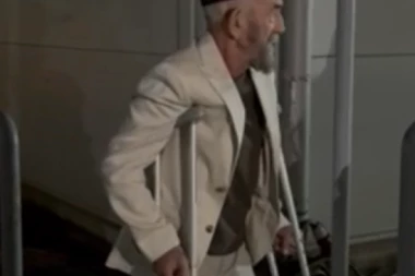 POTRESNA SCENA U ŠIMANOVCIMA! Matorin otac JEDVA STOJI na nogama, na štakama stigao na finale Elite! (VIDEO)