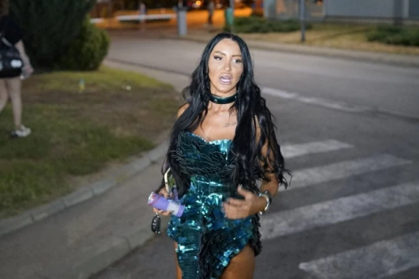 PROCURIO VRUĆ SNIMAK BIVŠE ZADRUGARKE! Pokrenula novi biznis, OVE POZE GLEDATE NA SOPSTVENU ODGOVORNOST!