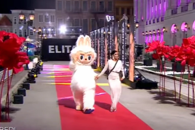 SKINULA SE ALEKSANDRA NIKOLIĆ, SCENE SAMO ZA PUNOLETNE! Kad vidite šta je radila NA PLIŠANOJ IGRAČKI NEĆE VAM BITI DOBRO!