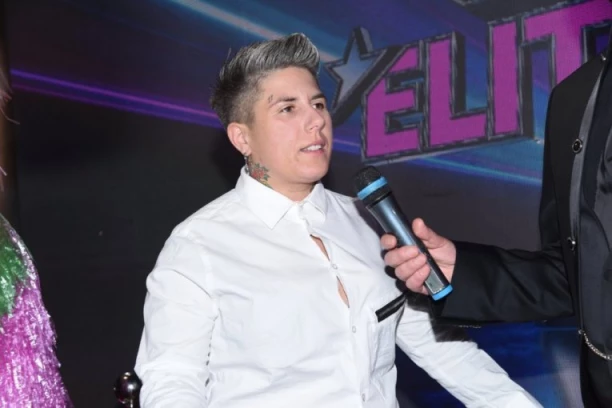 GORE DRUŠTVENE MREŽE: Matora se skinula u kupaći - pokazala više nego što je htela! (FOTO)