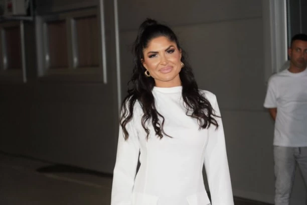 STAN ODIŠE LUKSUZOM: Jelena Ilić pokazala svoj novi dom - prvi komšija joj je OVAJ učesnik rijalitija! (GALERIJA)