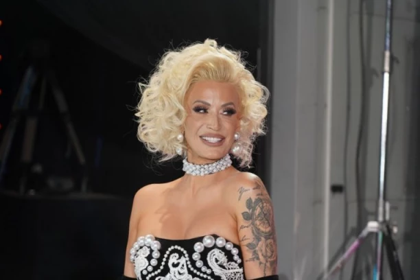 NEĆETE VEROVATI KOLIKO JE GODINA NAPUNILA! Dušica Jakovljević s porodicom proslavila ROĐENDAN, poruka SLAMA SRCA!