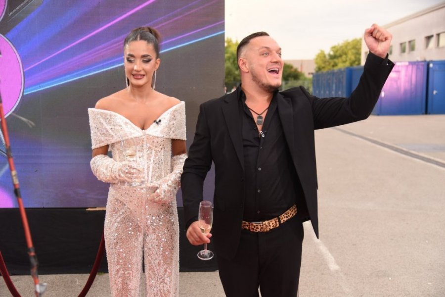 ANĐELA ĐURIČIĆ KAO OD MAJKE ROĐENA! Bivša učesnica "Elite 8" skroz gola pozirala u krevetu! (FOTO)