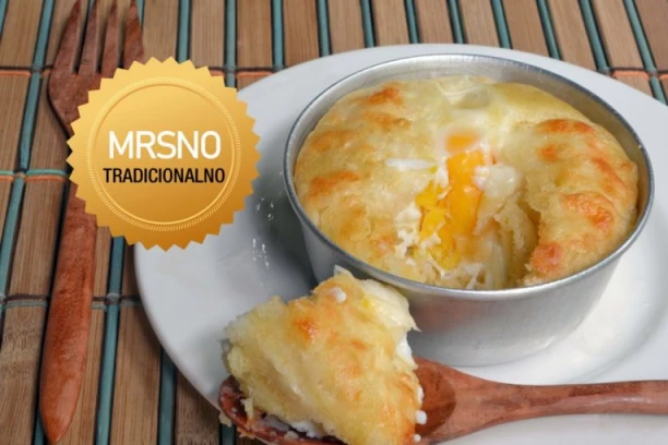 ZABORAVLJENI RECEPT NAŠIH BAKA: Doručak koji su spremale samo za posebne dane - jaja na oko u belom sosu