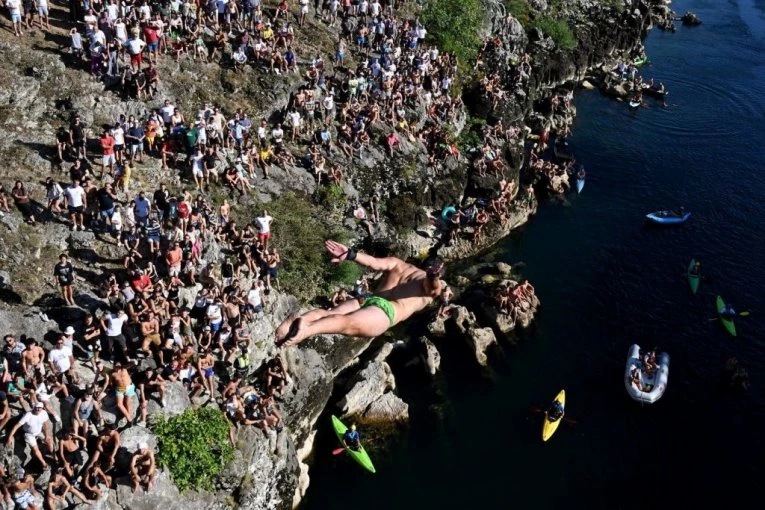 SKANDAL U PODGORICI! Albanski sportista PROVOCIRAO DVOGLAVIM ORLOM, ODMAH IZBAČEN!