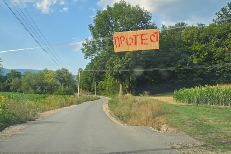 BLOKADERI DIVLJAJU IZMEĐU ČAČKA I POŽEGE - Porodice sa decom zarobili na suncu: "OVO JE PAKAO ŠTA NAM RADE"