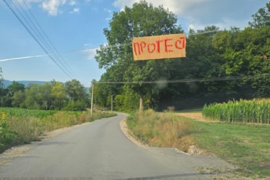 BLOKADERI DIVLJAJU IZMEĐU ČAČKA I POŽEGE - Porodice sa decom zarobili na suncu: "OVO JE PAKAO ŠTA NAM RADE"