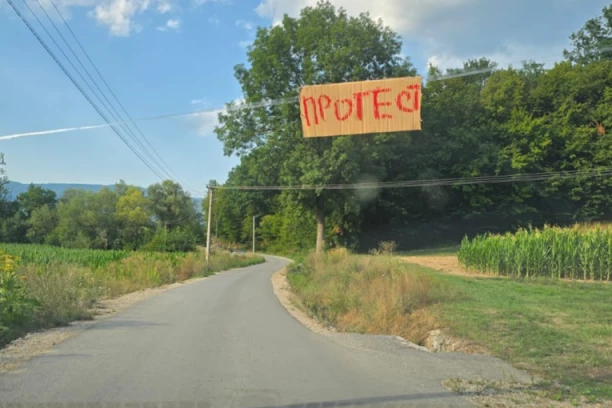 BLOKADERI DIVLJAJU IZMEĐU ČAČKA I POŽEGE - Porodice sa decom zarobili na suncu: "OVO JE PAKAO ŠTA NAM RADE"