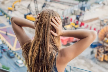 "PRAVI POKOLJ NA NAŠEM BALKONU" - Turistkinju na Jadranskom moru probudila pometnja u hotelu pa IZLETELA NA TERASU I NAPRAVILA HAOS (VIDEO)