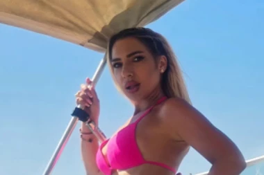 JOVANA JEREMIĆ UHVAĆENA NA JAHTI SA MISTERIOZNIM MUŠKARCEM! Voditeljka slučajno pokazala previše, SVI SE PITAJU JEDNO! (FOTO)