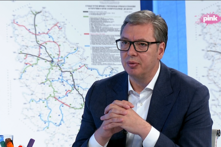 VUČIĆ NAJAVIO UDŽBENIK O OBOJENOJ REVOLUCIJI: "Radim naporno na tome, ne idem ni na odmor"