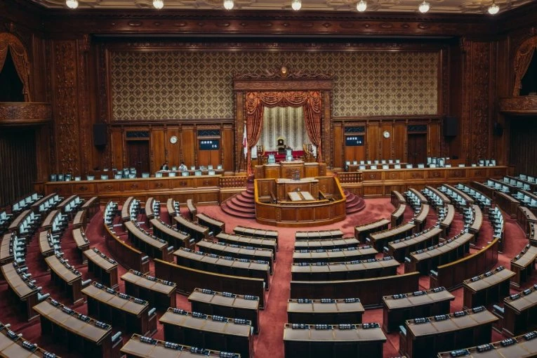 VLADAJUĆA KOALICIJA NA KOLENIMA: Premijer u neverici, izbori kroje novi parlament