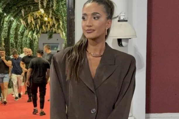 EKSLUZIVNO! ŠOK USRED EMISIJE "NAROD PITA"! Anđeli Đuričić STIGLO ovo! (FOTO, VIDEO)