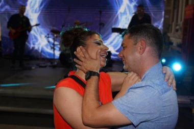 MILJANA KULIĆ SKOCKANA OD GLAVE DO PETE: Zablistala na Željkovom rođendanu - a tek da vidite Ivana! (VIDEO)