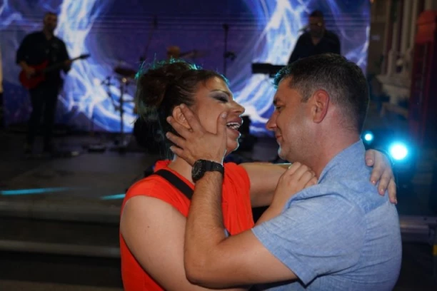 MILJANA KULIĆ SKOCKANA OD GLAVE DO PETE: Zablistala na Željkovom rođendanu - a tek da vidite Ivana! (VIDEO)