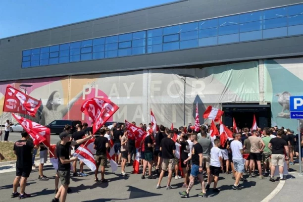DELIJE OKUPIRALE AERODROM ZBOG MARKA ARNAUTOVIĆA: Pogledajte koliko navijača dočekuje pojačanje Zvezde (FOTO, VIDEO)