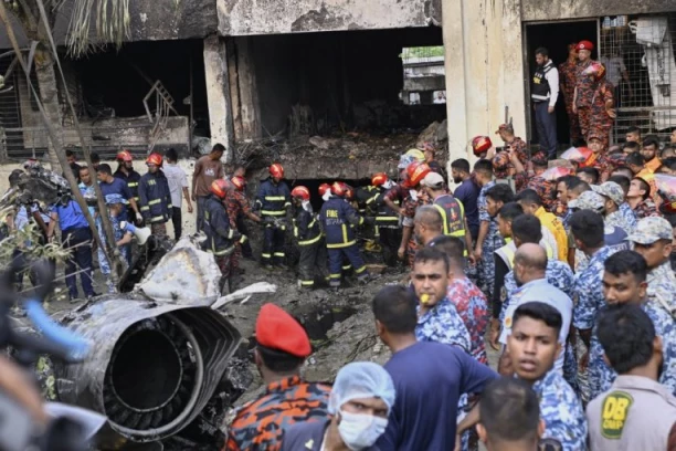STRAVIČNE SCENE SA MESTA NESREĆE: Najmanje 19 ljudi poginulo u padu vojnog aviona, spasioci i dalje na terenu (VIDEO)