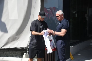 TERZIĆ DOVEO ARNAUTOVIĆA U BEOGRAD, NAVIJAČI IH DOČEKALI: Evo koji poklon je Marko dobio od njih! (VIDEO)