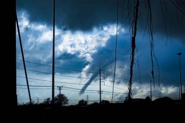 SASTAVILI SE NEBO I ZEMLJA! Užasna oluja protutnjala kroz zemlju! Hiljade ljudi bez struje, letovi otkazani, niko ne sme na ulicu (VIDEO)
