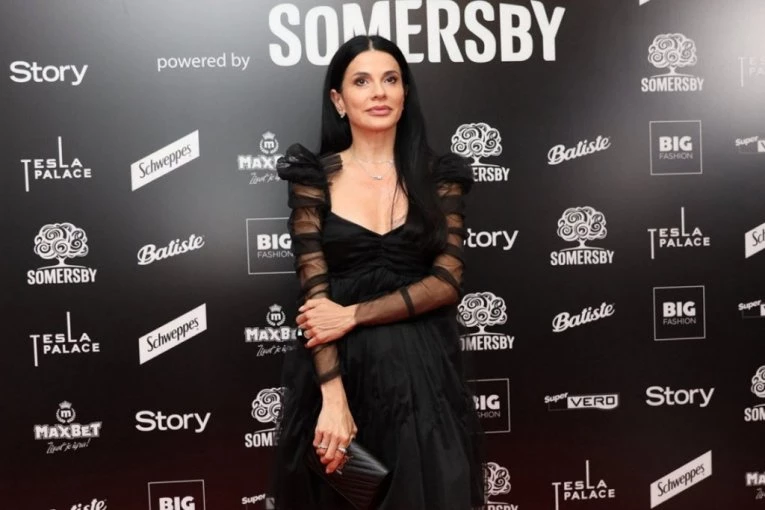 Ne biste verovali koliko NAŠA NAJLEPŠA VODITELJKA ima godina: Pokazala stomak posle dvoje dece, a fanovima zastao dah!