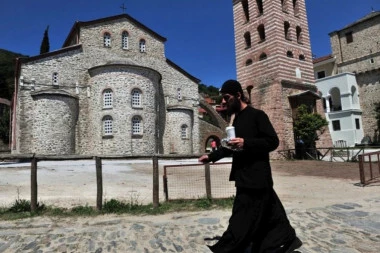 OVAJ MONAH SA SVETE GORE JE DRUGAČIJI: Sveštenik svedoči kako je posle liturgije primetio detalj na jednom od isposnika, pa shvatio VAŽNU stvar