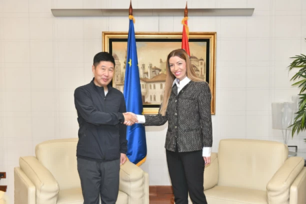 KINESKE INVESTICIJE POBOLJŠALE EKONOMSKU SLIKU SRBIJE Ministarka Mesarović dočekala delegaciju kompanije "HBIS GROUP": U Smederevu zapošljavaju više od 5.000 ljudi