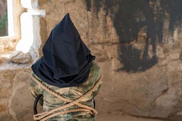 KOST I KOŽA, JEDVA STOJI NA NOGAMA: Hamas objavio snimak izgladnelog taoca koji SAM SEBI KOPA GROB U TUNELU i ima poruku za OVOG ČOVEKA (VIDEO)