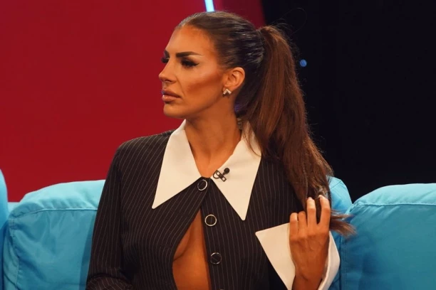 MUŠKARCIMA NEĆE BITI DOBRO: Ena Čolić pokazala BUJNO POPRSJE - vreli kadrovi nikog ne ostavljaju ravnodušnim! (GALERIJA)