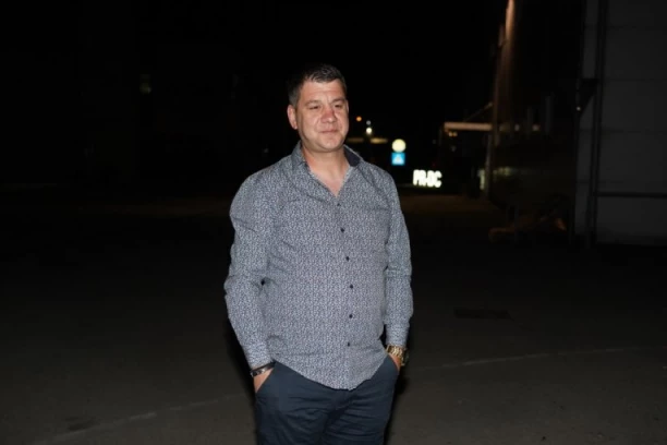 IVAN MARINKOVIĆ STIGAO NA ŽELJKOV ROĐENDAN: Njegova slika sa sinom raznežila javnost - u Nišu zavladala porodična idila! (FOTO)