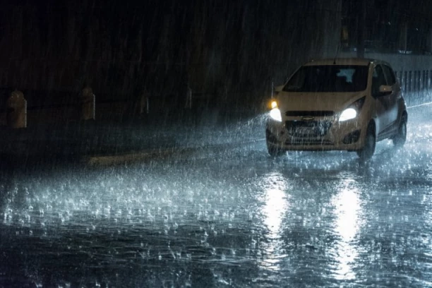 NEVREME TUTNJI SRBIJOM! Ovi delovi zemlje već na udaru! Snažni grmljavinski sistem nosi PLJUSKOVE, GRMLJAVINU I OLUJNI VETAR