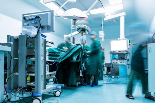 TVRDIO DA MU JE DETE BUŠILO LOBANJU! Ćerka (12) lekarke asistrirala pri teškoj operaciji - SUD U BEČU DONEO PRESUDU