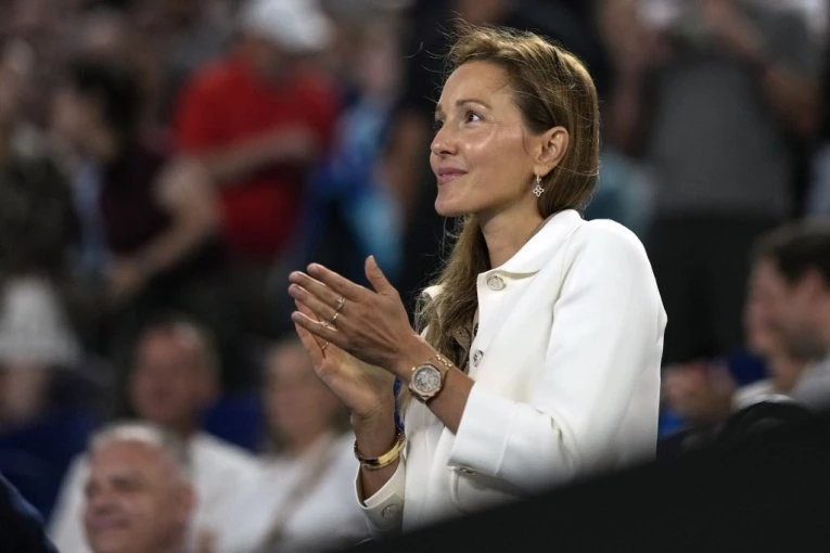 JELENA ĐOKOVIĆ SE POJAVILA U NAJMINIJATURNIJEM KUPAĆEM i pokazala da je prava bomba: Novakova supruga izgledom svima zapušila usta (VIDEO)
