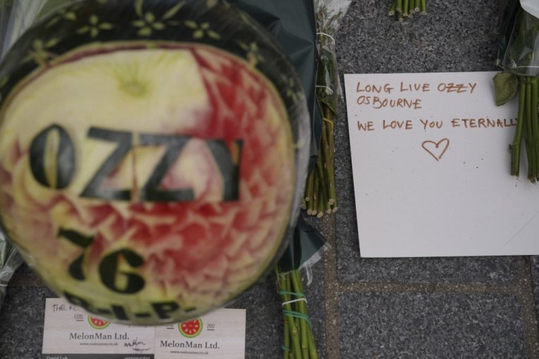 Fanovi se opraštaju od Ozija Ozborna