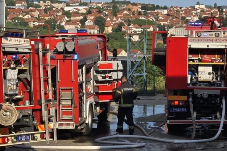 POŽAR KOD PREŠAVA! Vatra na otvorenom, dim prekrio deo puta!