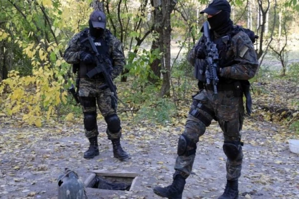 ""SILOVALI I MUČILI MALOLETNICE"! Britanci sankcionisali vođu kriminalne grupe samozvanog KRALJA HORGOŠA!