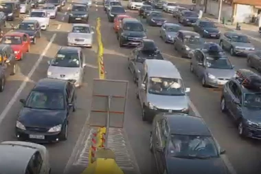 PAKAO NA BATROVCIMA! Kolone putničkih vozila kilometarske, čeka se i PO TRI SATA!