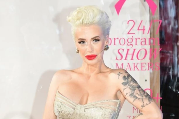 OVAJ MUŠKARAC ČUVA LEĐA DUŠICI JAKOVLJEVIĆ: Stao iza voditeljke Pinka i pokazao OPASNE MIŠIĆE, neće vam biti dobro kada ga vidite! (FOTO)