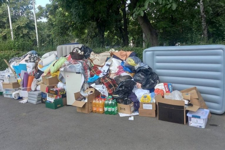 Smeće u Visokoj zdravstvenoj školi u Zemunu