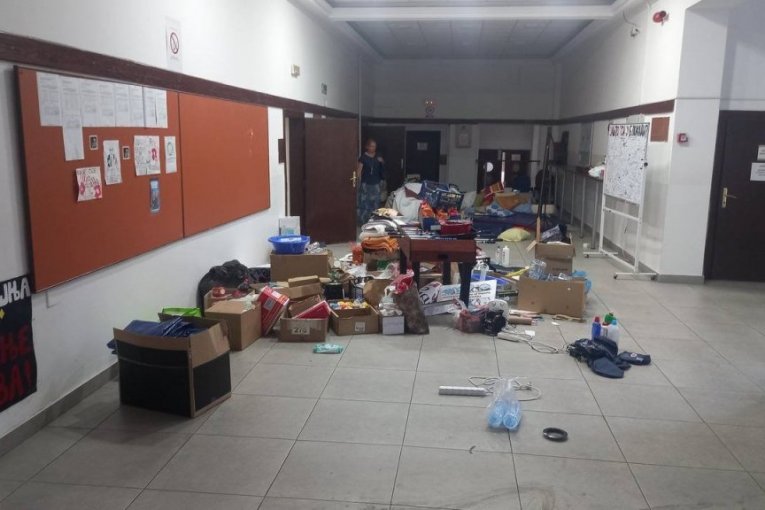 Smeće u Visokoj zdravstvenoj školi u Zemunu