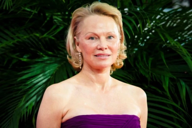 PAMELA ANDERSON IMA NOVOG DEČKA?! Viđena u zoru sa slavnim glumcem, ceo svet bruji o OVOME! (FOTO)